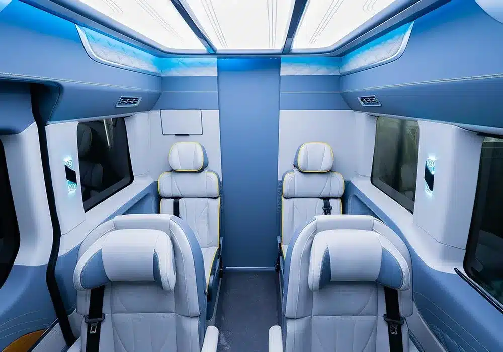 Moderner, luxuriöser Innenraum eines Mercedes Sprinter T1-A Luxury Off-Road RV mit vier Aviation-Sitzen und Panoramadach.
