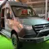 Frontansicht eines Mercedes Sprinter T1-B Offroad-Campers mit geöffnetem Seiteneinstieg und sichtbar ausgestatteter Fahrerkabine