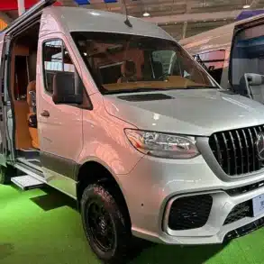 Mercedes Sprinter T1‑C Luxus-Camper mit Allradantrieb und hochwertigem Innenausbau auf Offroad-Messe ausgestellt
