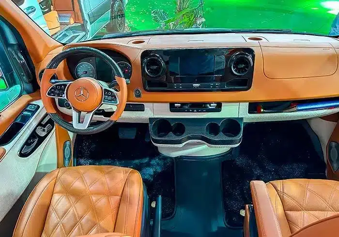Innenraum und Cockpit des Mercedes Sprinter T1‑C Offroad-Camper mit Lederpolsterung und moderner Ausstattung
