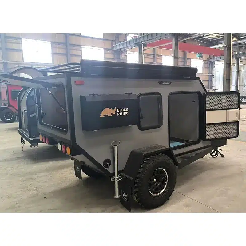 Mini 2B Camper Trailer mit robustem Fahrgestell und Offroad-Ausstattung in einer Werkshalle