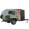 Seitenansicht eines Mini 2D Offroad-Camper-Trailers mit geöffnetem Einstieg und grüner Lackierung, gut erkennbar sind Fenster, Räder und der Innenausbau.
