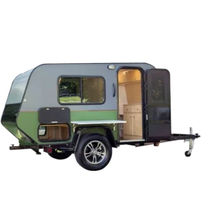 Seitenansicht eines Mini 2D Offroad-Camper-Trailers mit geöffnetem Einstieg und grüner Lackierung, gut erkennbar sind Fenster, Räder und der Innenausbau.