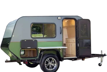Seitenansicht eines Mini 2D Offroad-Camper-Trailers mit geöffnetem Einstieg und grüner Lackierung, gut erkennbar sind Fenster, Räder und der Innenausbau.