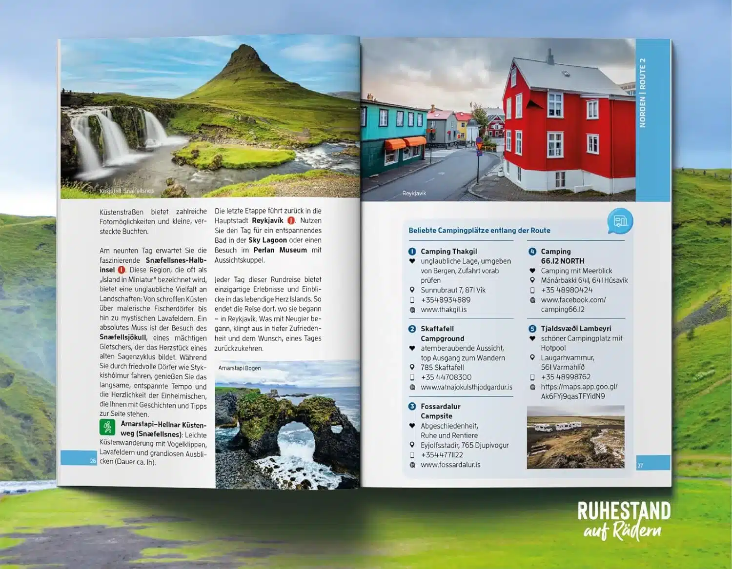 Geöffnete Buchseiten von „Ruhestand auf Rädern“ mit Texten, Fotos von Campingplätzen, Routenkarten und Tipps für Wohnmobilreisende