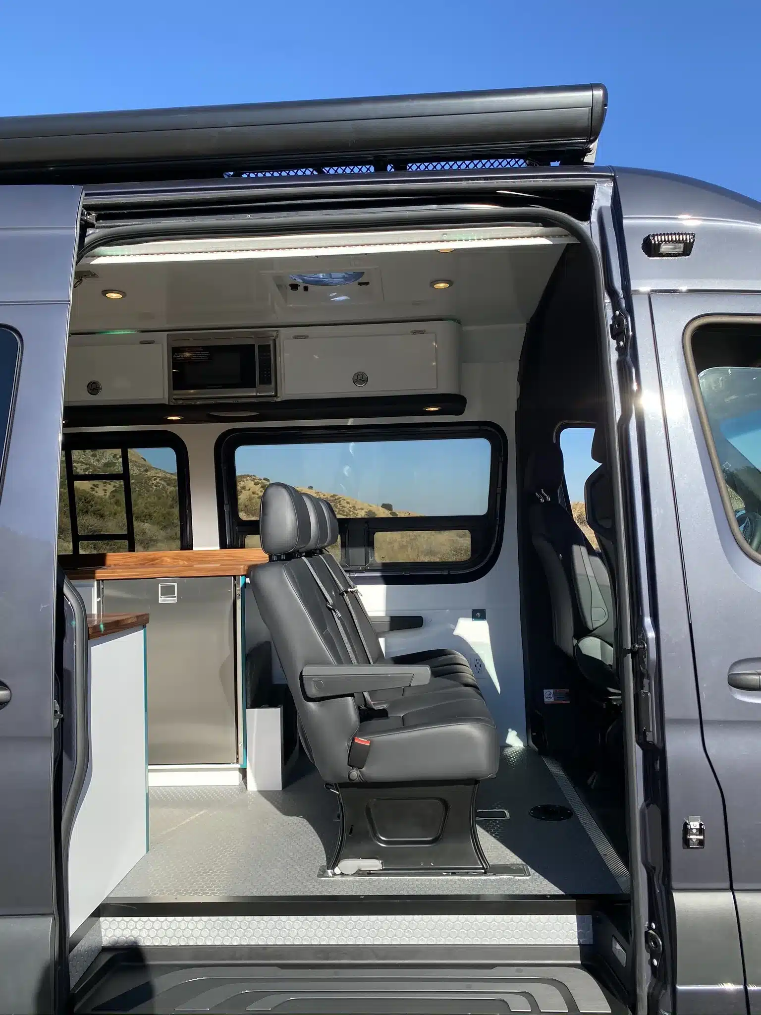Innenraum eines MLB Dreamer Campervans mit variabler Bestuhlung und Küchenzeile