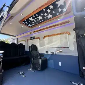Rollstuhlgerechter Innenraum eines Mobility Van Ability Star mit Sitzen, Sternendach und modernen Ausstattungselementen.
