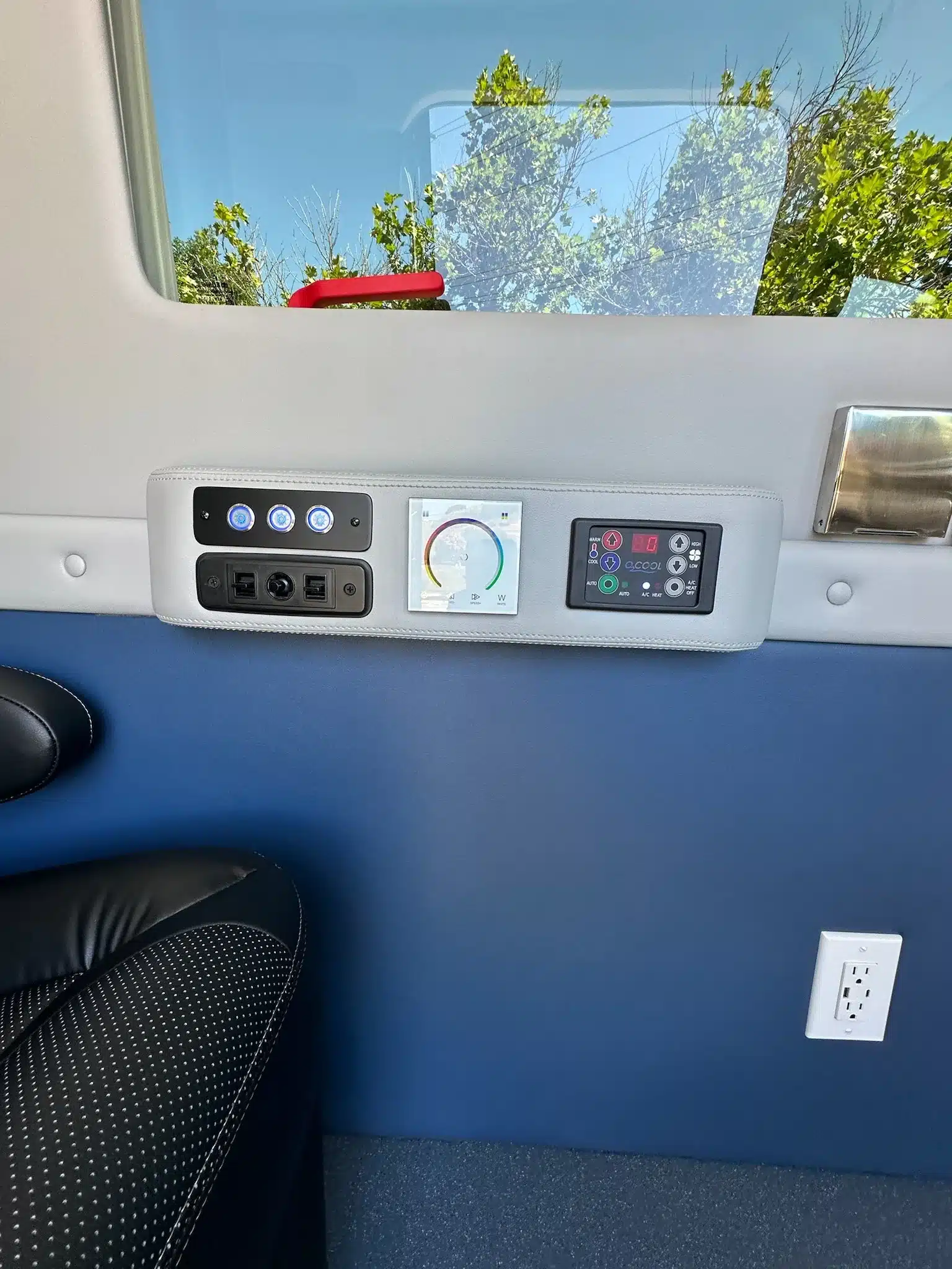 Bedienpanel mit Steckdosen und Reglern im Innenraum eines rollstuhlgerechten Vans Ability Star.