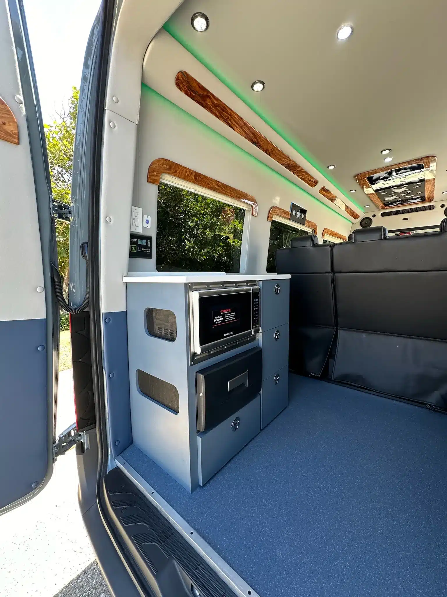 Innenansicht des barrierefreien Mobility Van Ability Star mit Einbauküche, Sitzbank und modernen Designakzenten