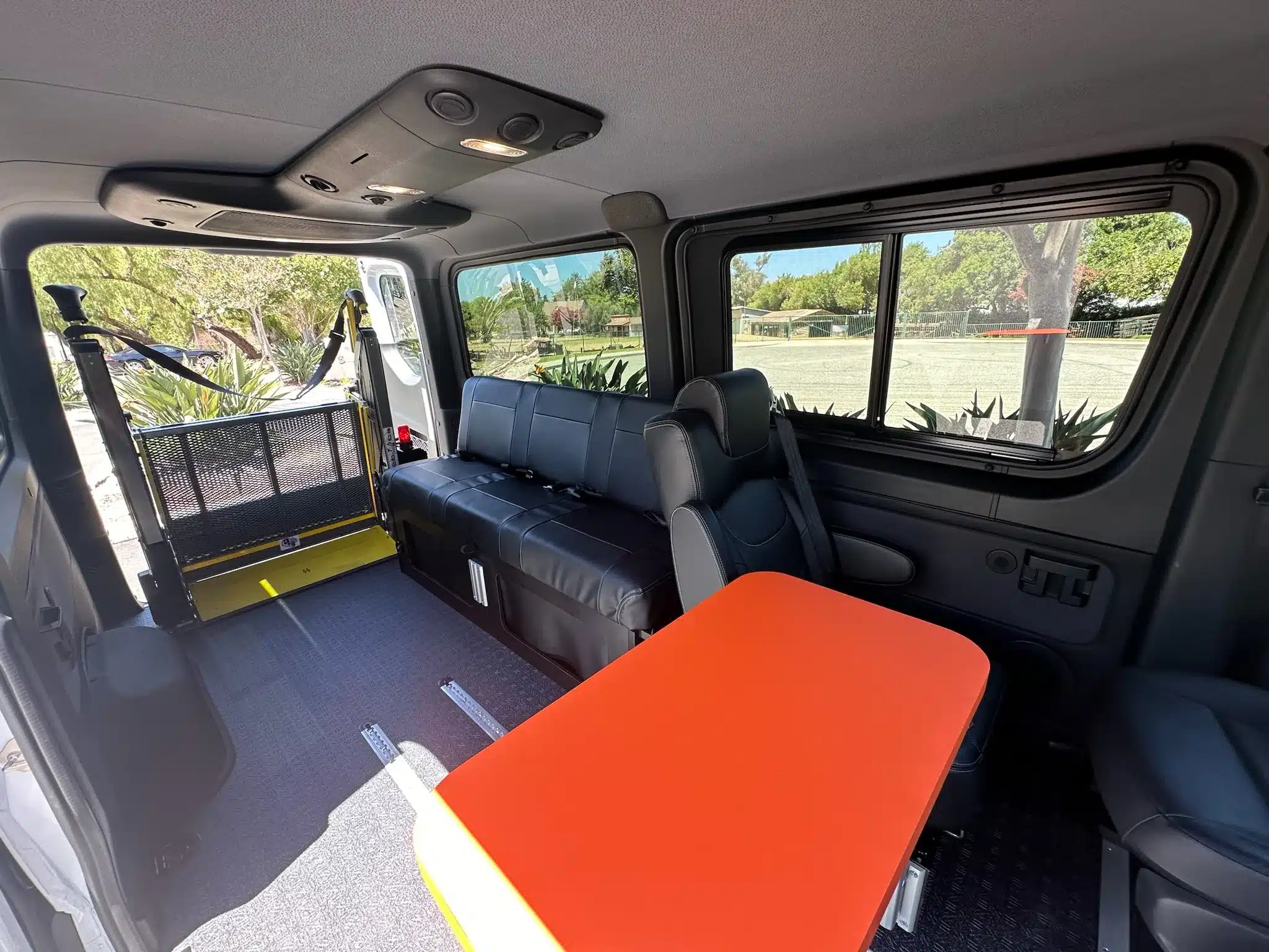 Mobility Van Skyline mit integriertem Rollstuhllift, seitlicher Bank und flexiblem Tisch.