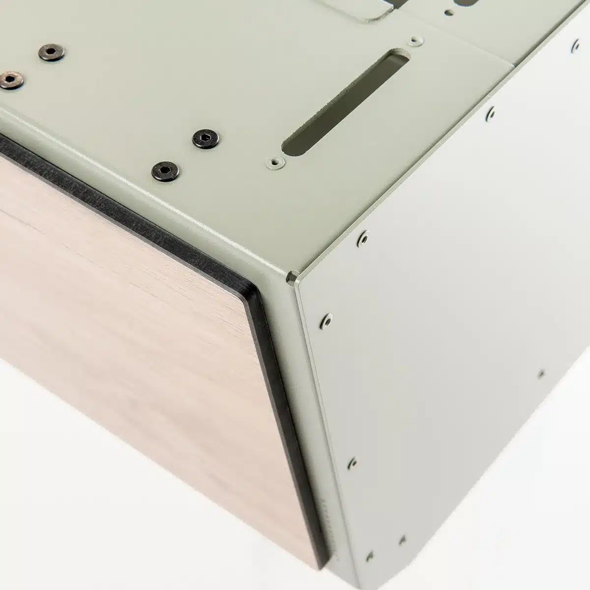 Detailaufnahme einer ultraleichten Moon Box IO mit Aluminiumrahmen und Front aus HPL-Schichtstoff.