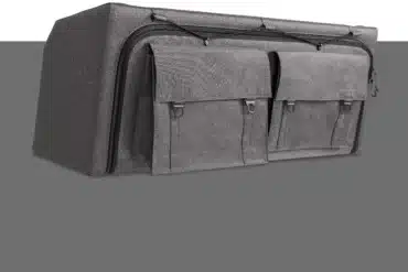 Moon Box Titan Hängeschrank aus Aluminium, mit Fronttaschen und Stoffbezug.