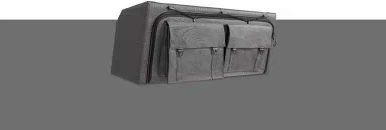 Moon Box Titan Hängeschrank aus Aluminium, mit Fronttaschen und Stoffbezug.