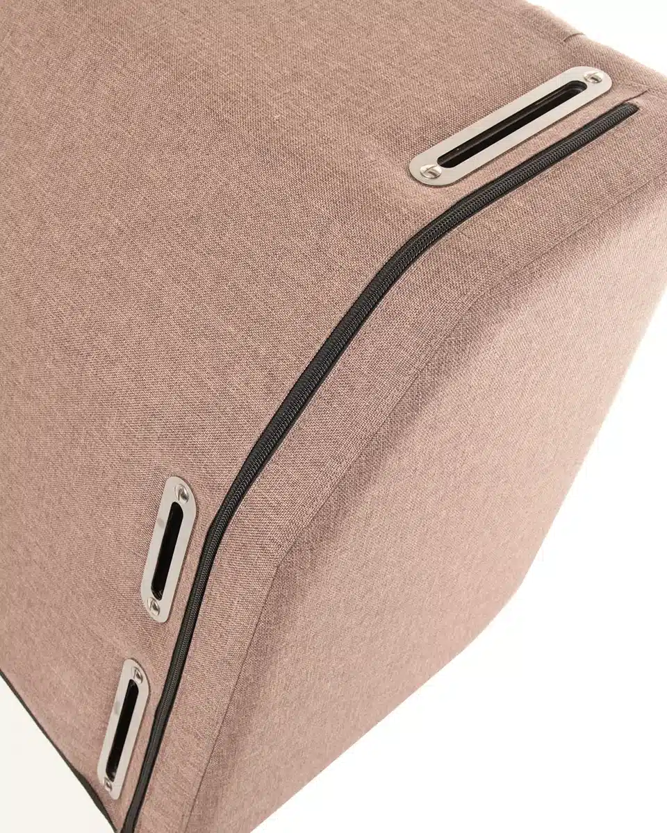 Detailaufnahme der Moon Box Titan, einem universellen Hängeschrank für Campervans mit Aluminium-Elementen und Stoffbezug.