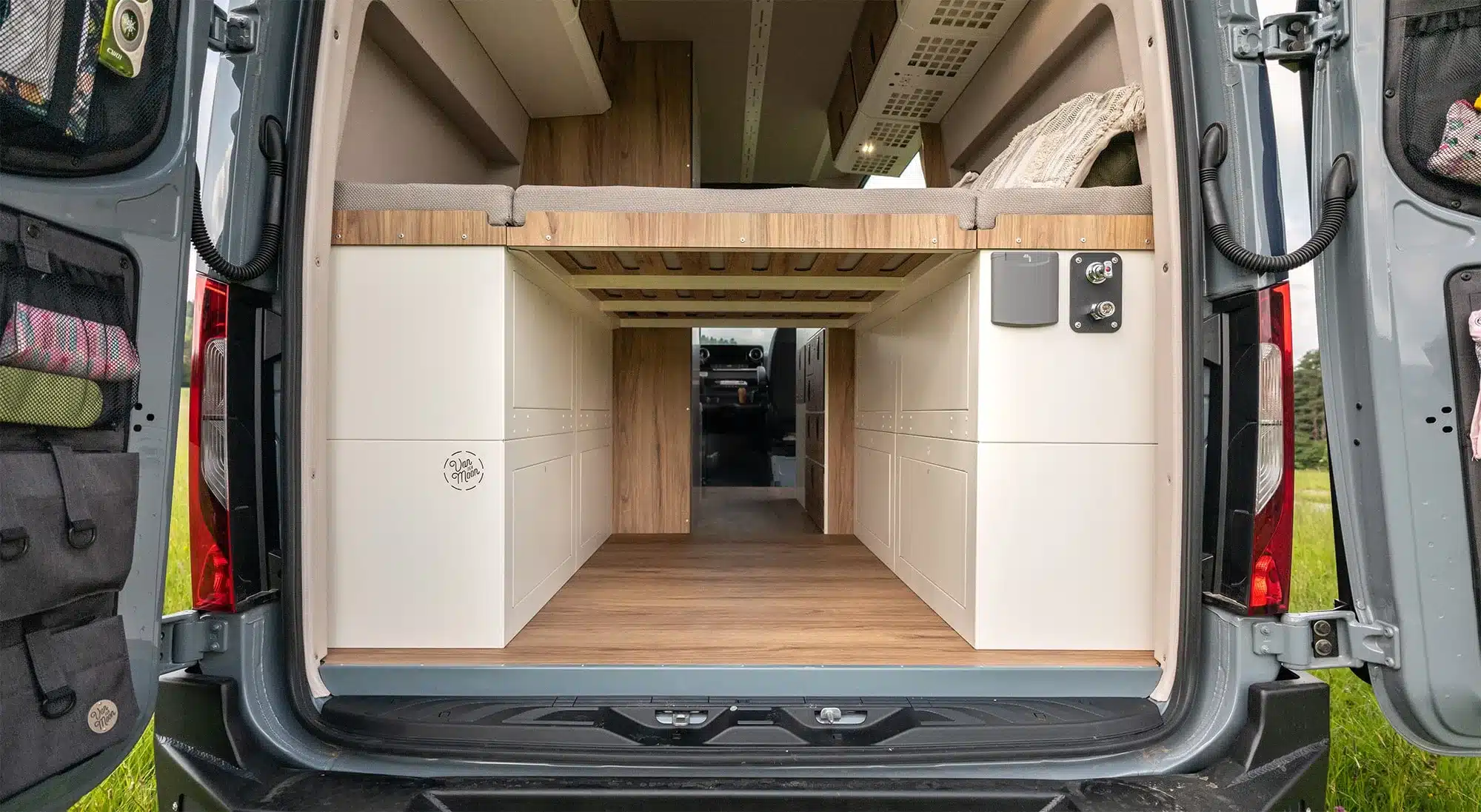 Blick in die Heckgarage eines Campervans mit installierter Moon Garage ElectricThermo, modularen Aluminiummöbeln und Technikmodulen