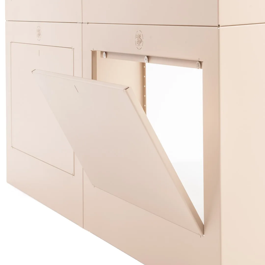 Detailaufnahme der Moon Garage ElectricThermo, modulares Garagenmöbel mit geöffneter Wartungsklappe aus Aluminium für Campervans.