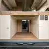 Blick von hinten in die geöffnete Heckgarage eines MAN oder VW Crafter mit eingebautem Moon Garage 4x4 ElectricThermo Modul, Stauraum und Schlafplattform