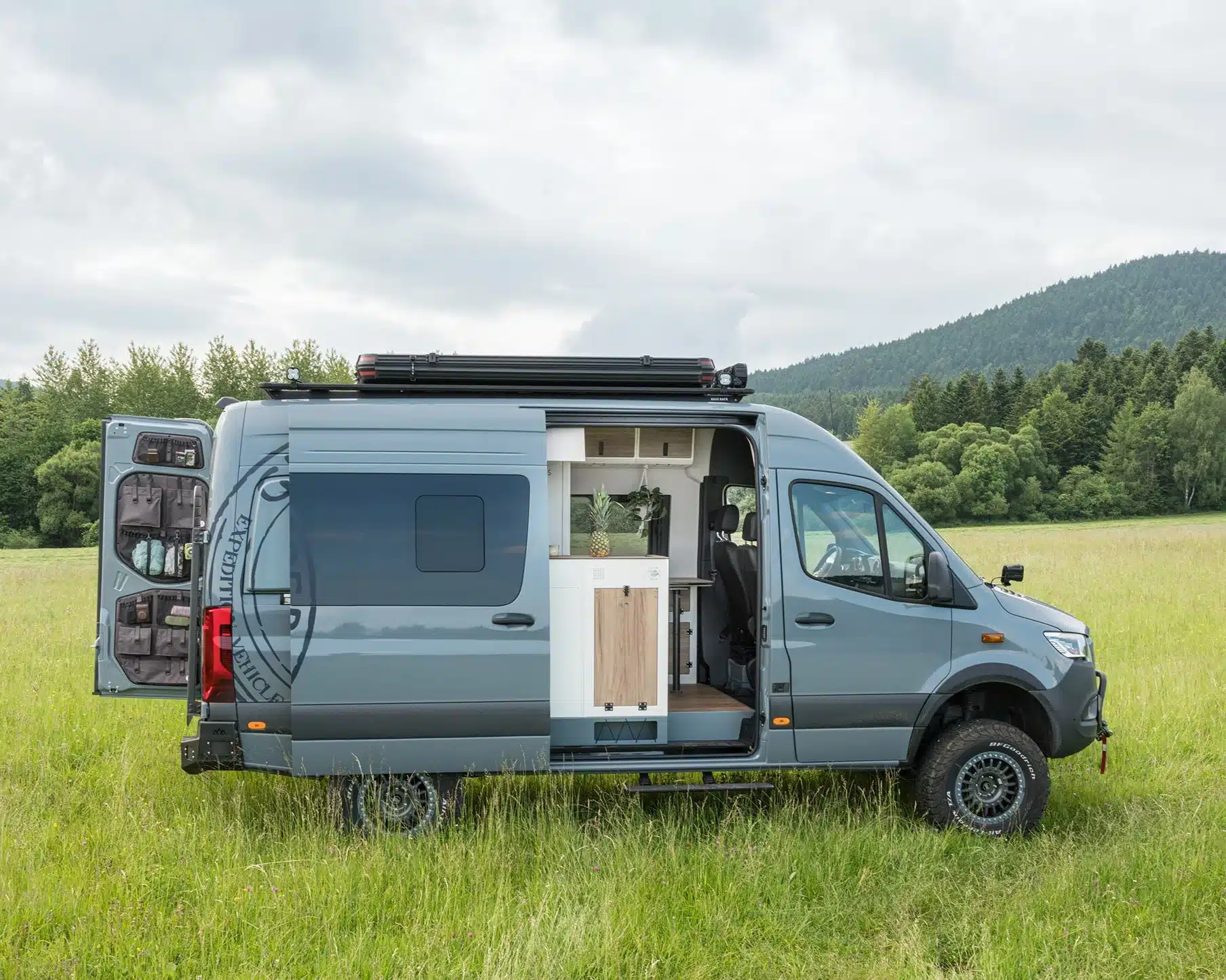 Moon Kitchen Solid 3 als Küchenmodul im Kastenwagen, außenansicht mit geöffneter Schiebetür
