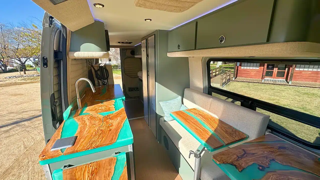 Modern ausgebauter Motherload-Campervan mit einzigartigen Harz-Arbeitsflächen und gemütlicher Sitzecke.