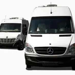 Zwei weiße Motorhome ITATI Reisemobile, eines auf Mercedes-Basis, eines auf Renault-Basis, frontal vor weißem Hintergrund.