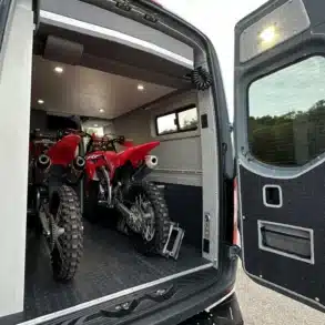 Innenraum eines umgebauten Mercedes Sprinter 170 mit zwei Motocross-Motorrädern im Heck
