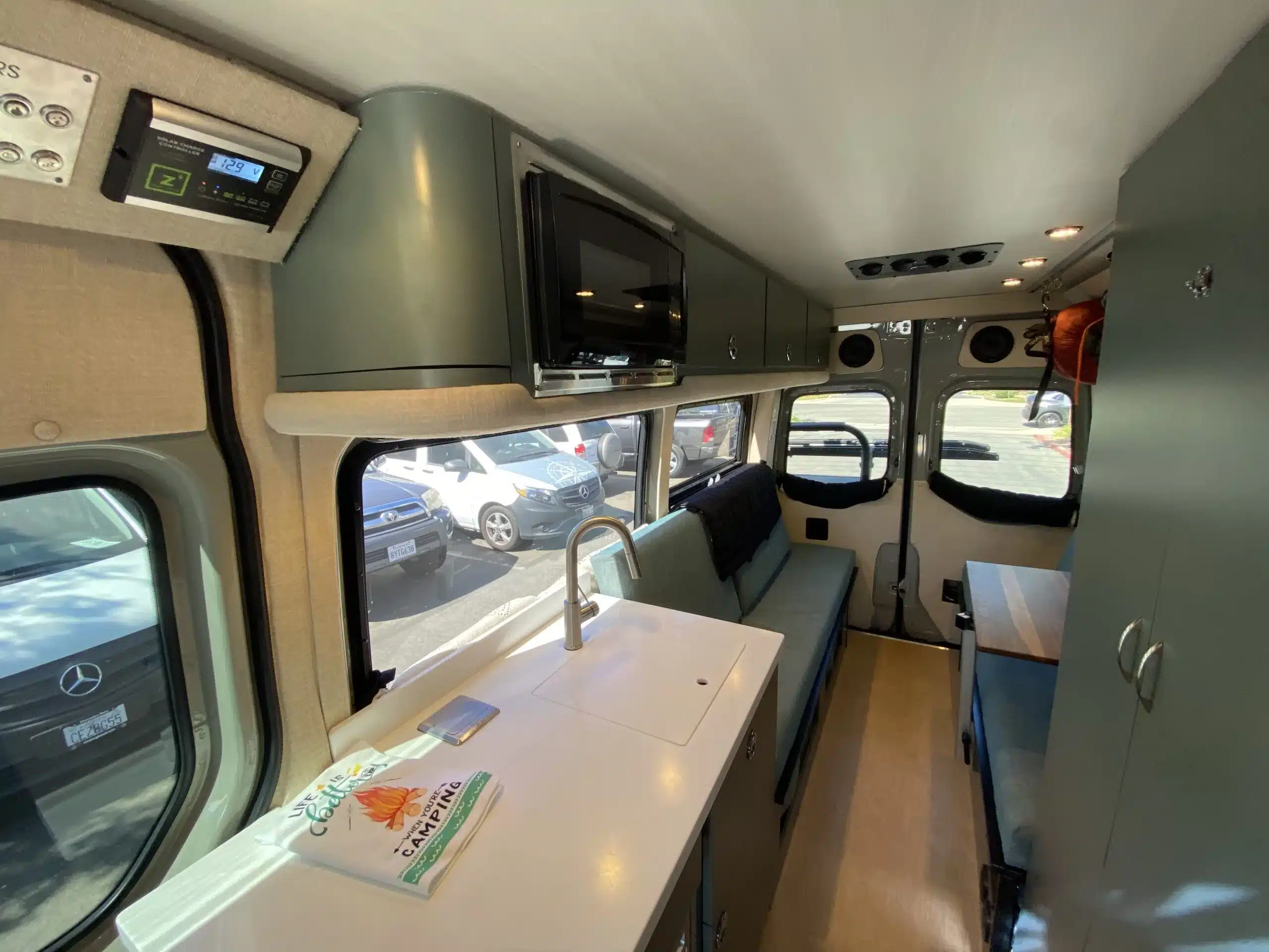Blick in das Innere des Campervans Nala auf Basis des Mercedes Sprinter 170 4x4 mit Küchenzeile, Sitzbänken und Stauraumlösungen