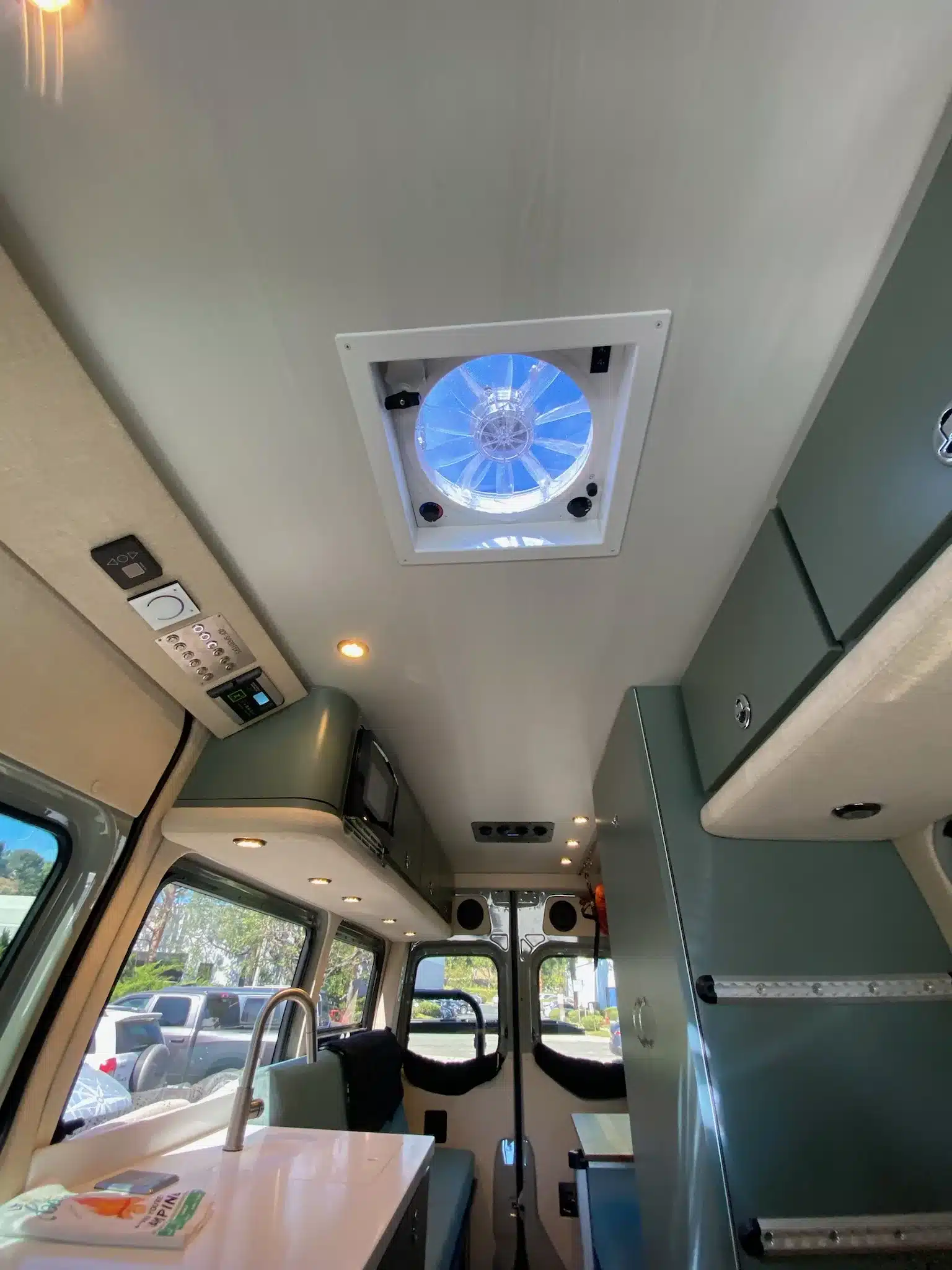 Innenansicht des ausgebauten Mercedes Sprinter Nala mit Küchenbereich, Stauraum und Dachventilator