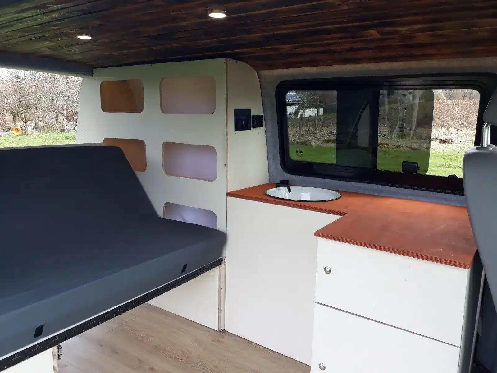 Modularer Innenausbau mit Klappbett, Küchenmodul und Schrank im VW T5 Transporter