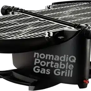 Kompakter NOMADIQ Gasgrill mit zwei ausklappbaren Grillflächen, speziell für Camping und Vanlife konzipiert.