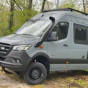 Mercedes Sprinter 4x4 als NORANTZ IPAR 2 Campervan mit Offroad-Ausstattung auf Waldweg