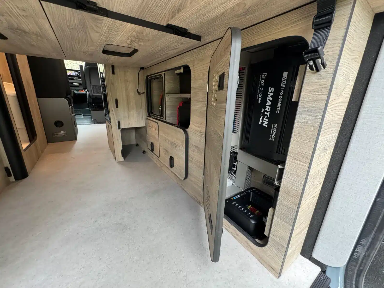 Stauraum und elektrische Komponenten im Heckbereich eines Mercedes Sprinter NORANTZ IPAR 2 Campervans