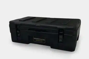 Schwarze Offroad Camping Box 66L aus robustem LLDPE mit abschließbaren Stahlverschlüssen, geeignet für Dachträger und Outdoor-Abenteuer.