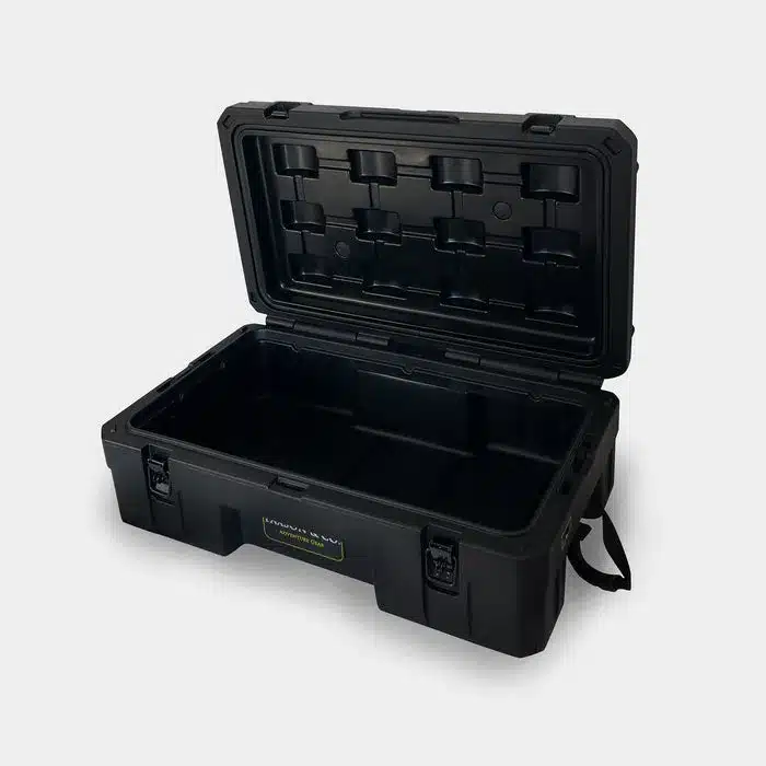 Geöffnete schwarze Offroad Camping Box 66L mit stabilen Verschlüssen und robusten Griffen