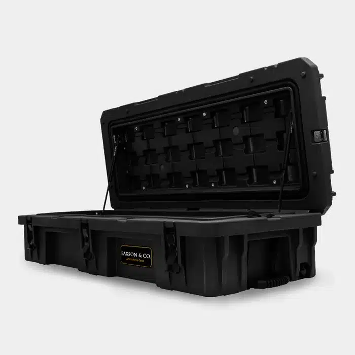 Offroad Camping Box 95L in Schwarz, mit geöffnetem Deckel und Sicht auf die stabile Konstruktion.