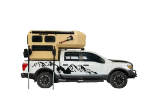 Pickup mit montierter, sandfarbener Wohnkabine für Offroad-Camping, Seitenansicht vor schwarzem Hintergrund