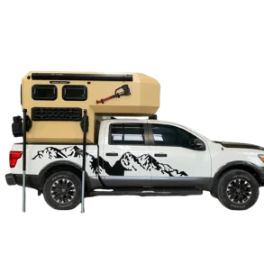 Pickup mit montierter, sandfarbener Wohnkabine für Offroad-Camping, Seitenansicht vor schwarzem Hintergrund