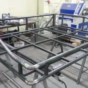 Dachträger aus Stahl, geeignet für LKW oder Reisemobil, gefertigt in einer Werkstattumgebung