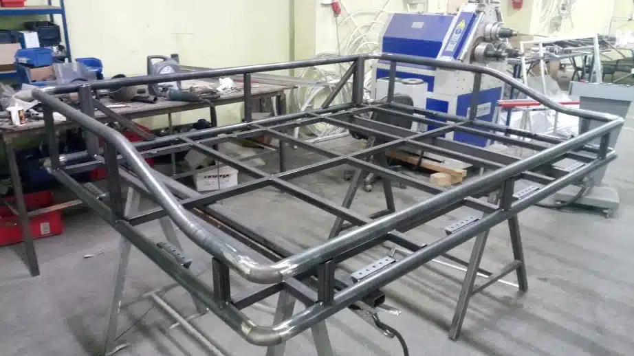 Dachträger aus Stahl, geeignet für LKW oder Reisemobil, gefertigt in einer Werkstattumgebung