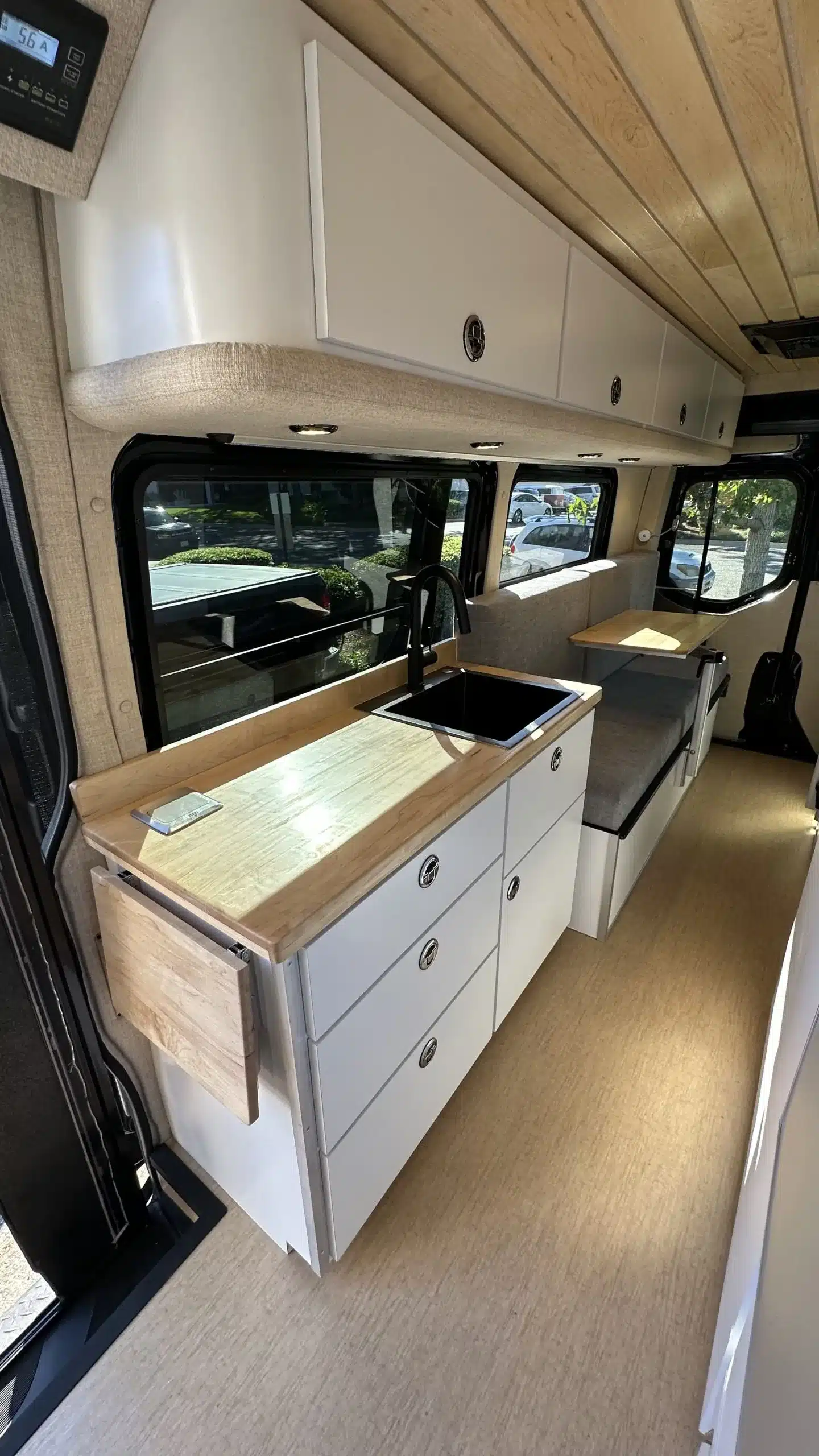 Moderne Küchenzeile und Sitzgruppe im Raven Adventure Van, ausgebauter Mercedes Sprinter 3500