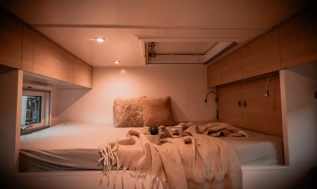 Wohnbereich mit gemütlichem Heckbett und Stauraum im Expeditionsfahrzeug Rhino XL Business