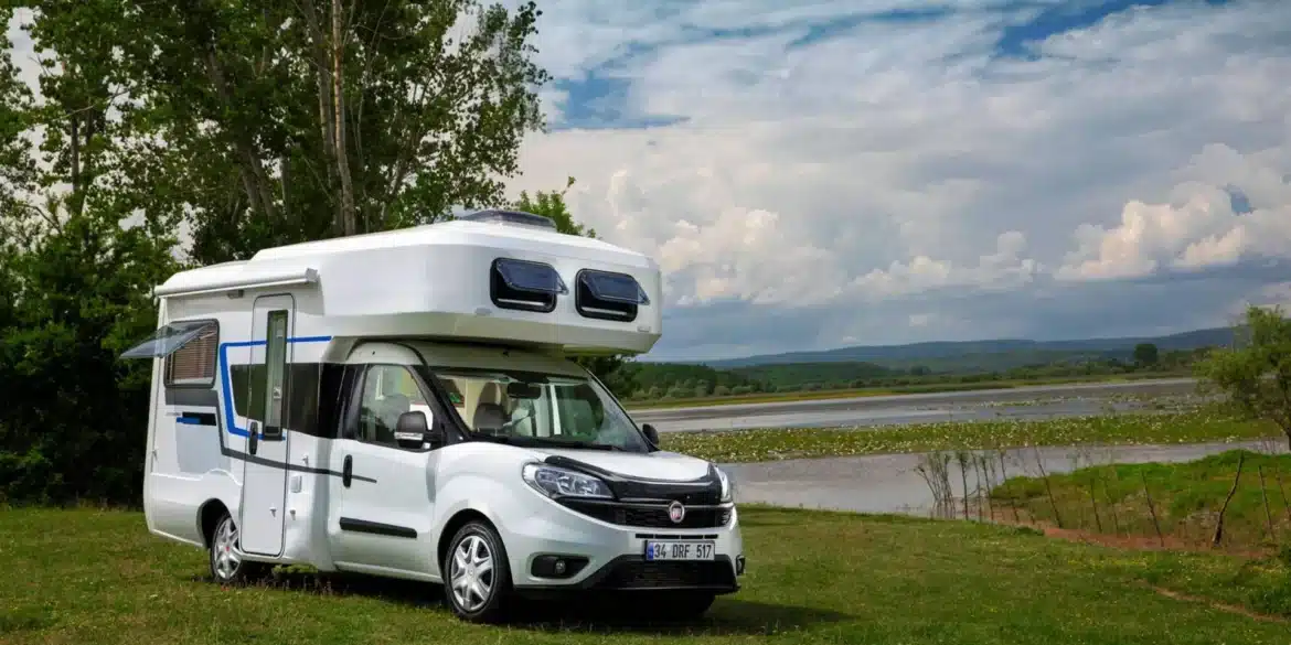 Ronin XL Motorhome mit Monoblock-Fiberglas-Aufbau auf einer Wiese am See