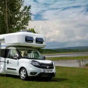 Ronin XL Motorhome mit Monoblock-Fiberglas-Aufbau auf einer Wiese am See