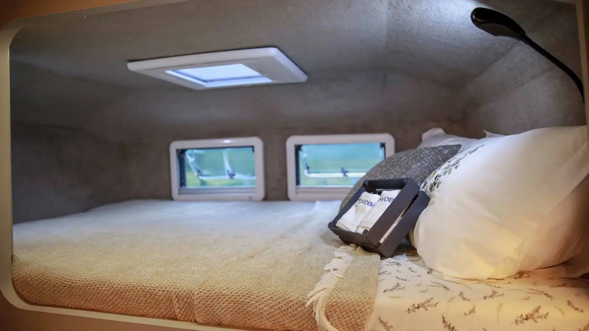 Festbett mit Matratze, Fenstern und Deckenbeleuchtung im Ronin XL Motorhome