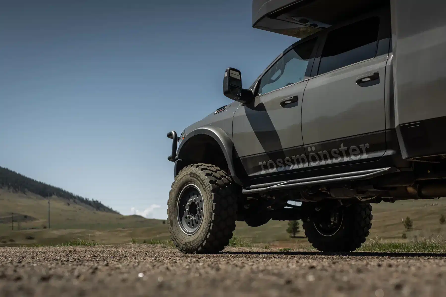 Rossmönster Baja Plus Expeditionsmobil mit Offroad-Reifen auf Ram-5500-Chassis im Gelände