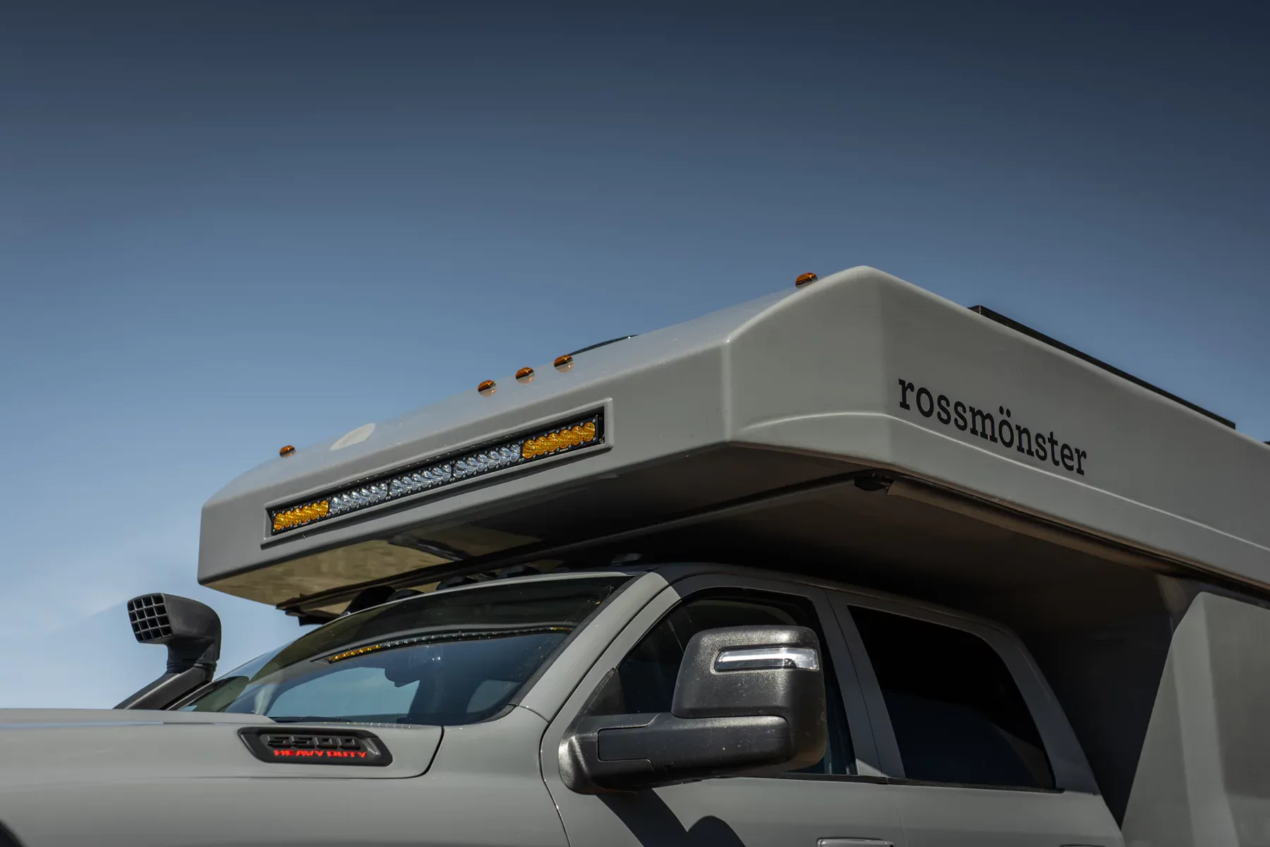 Vorderer Aufbau des Rossmönster Baja Plus Expeditionsfahrzeugs mit LED-Lichtleiste und Ram Heavy Duty Chassis