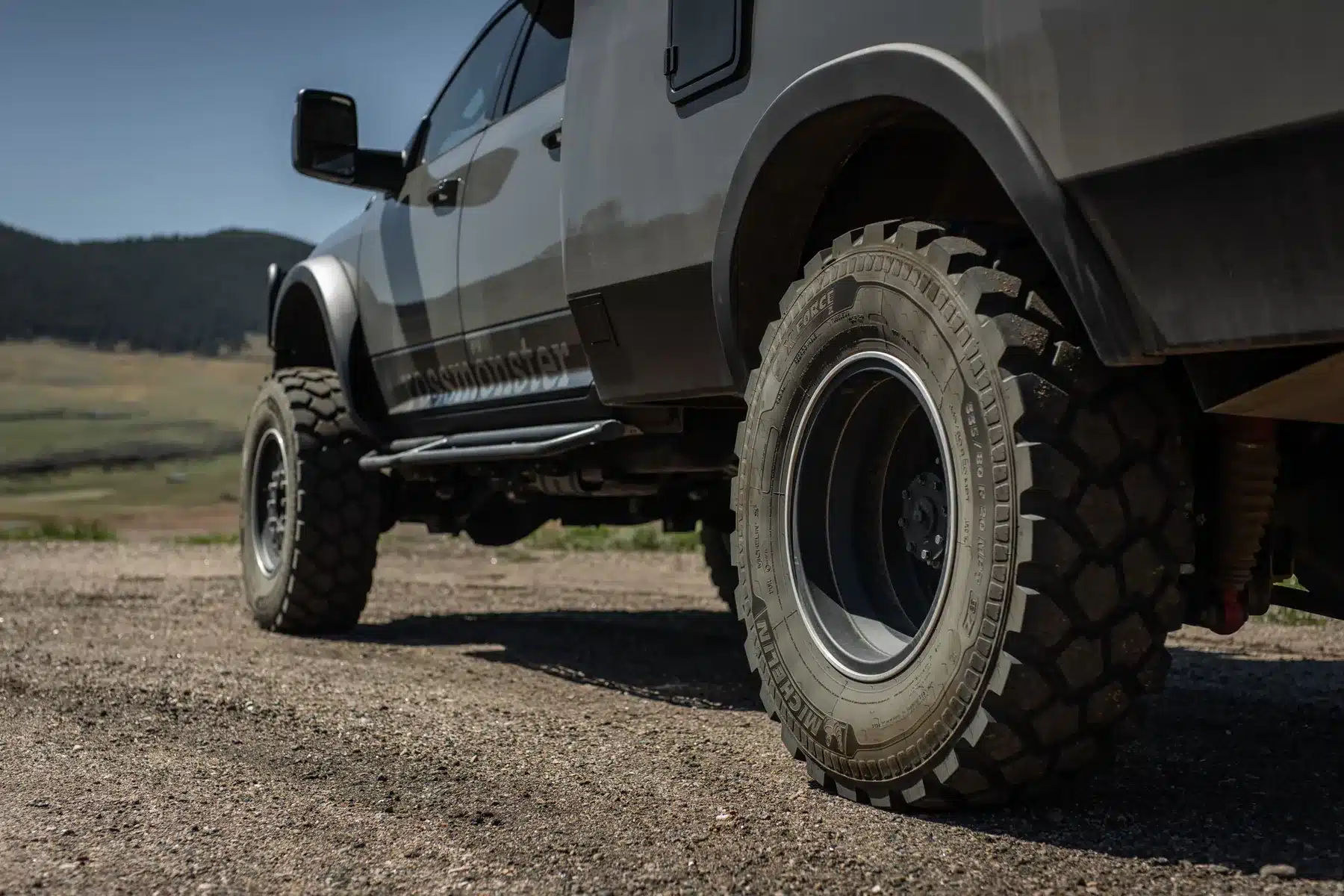 Robuste Offroadreifen am Rossmönster Baja Plus auf losem Untergrund, Detailansicht des Fahrwerks