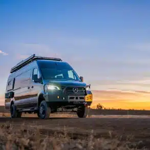 Rossmonster Edgewood Expeditionsvan auf Mercedes Sprinter mit Allradantrieb in offener Natur bei Sonnenuntergang.