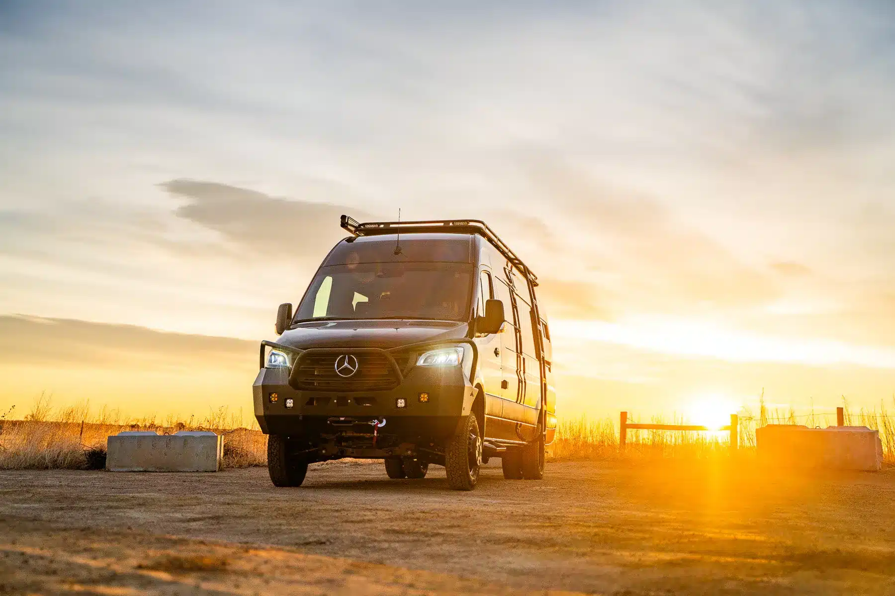 Rossmonster Edgewood Expeditionsvan auf Basis Mercedes Sprinter im Sonnenaufgang auf freiem Gelände