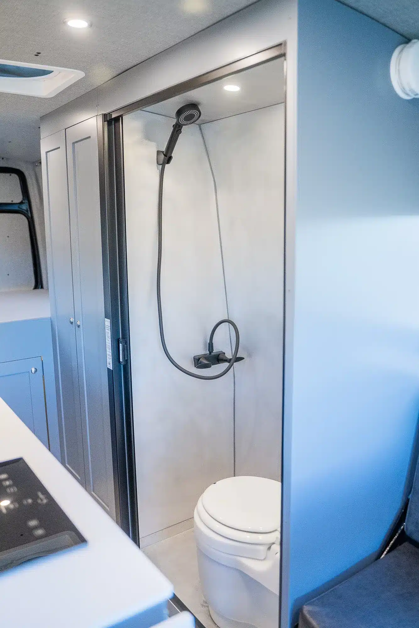Innenansicht der Duschkabine und Toilette im Rossmonster Edgewood Campervan.