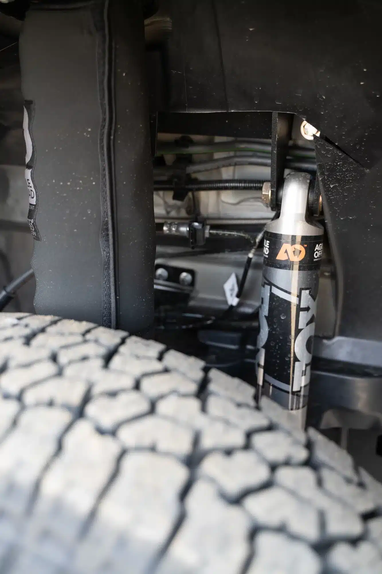 Nahaufnahme eines FOX 2.0-Stoßdämpfers und Offroad-Fahrwerks am Rossmonster Edgewood Kastenwagen